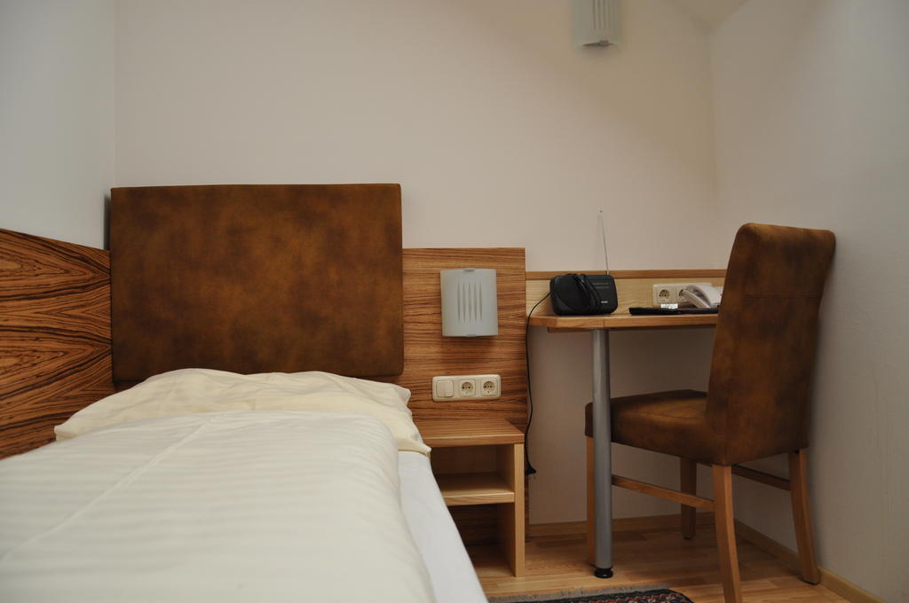 Hotel Almtalerhof Траун Стая снимка
