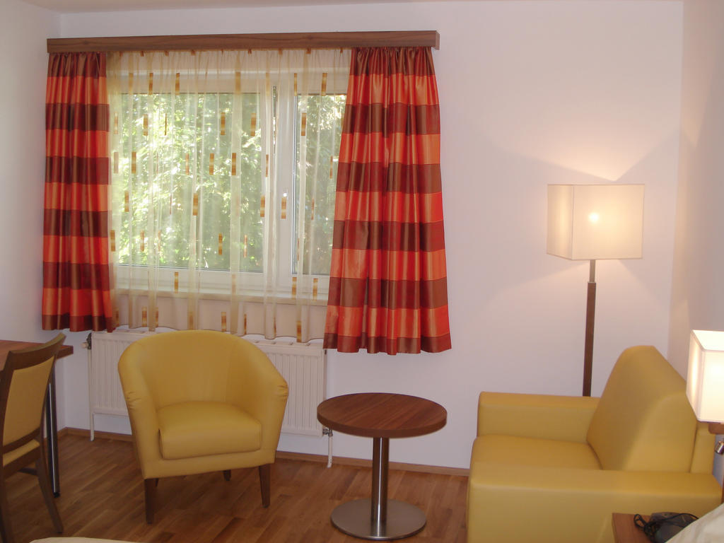 Hotel Almtalerhof Траун Екстериор снимка