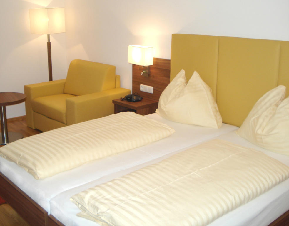 Hotel Almtalerhof Траун Екстериор снимка