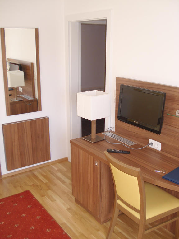 Hotel Almtalerhof Траун Стая снимка