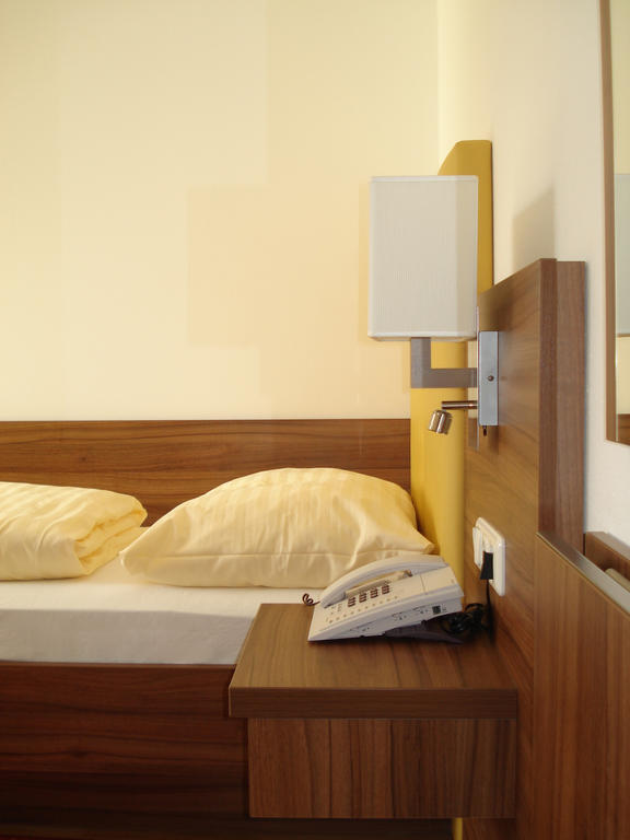 Hotel Almtalerhof Траун Стая снимка