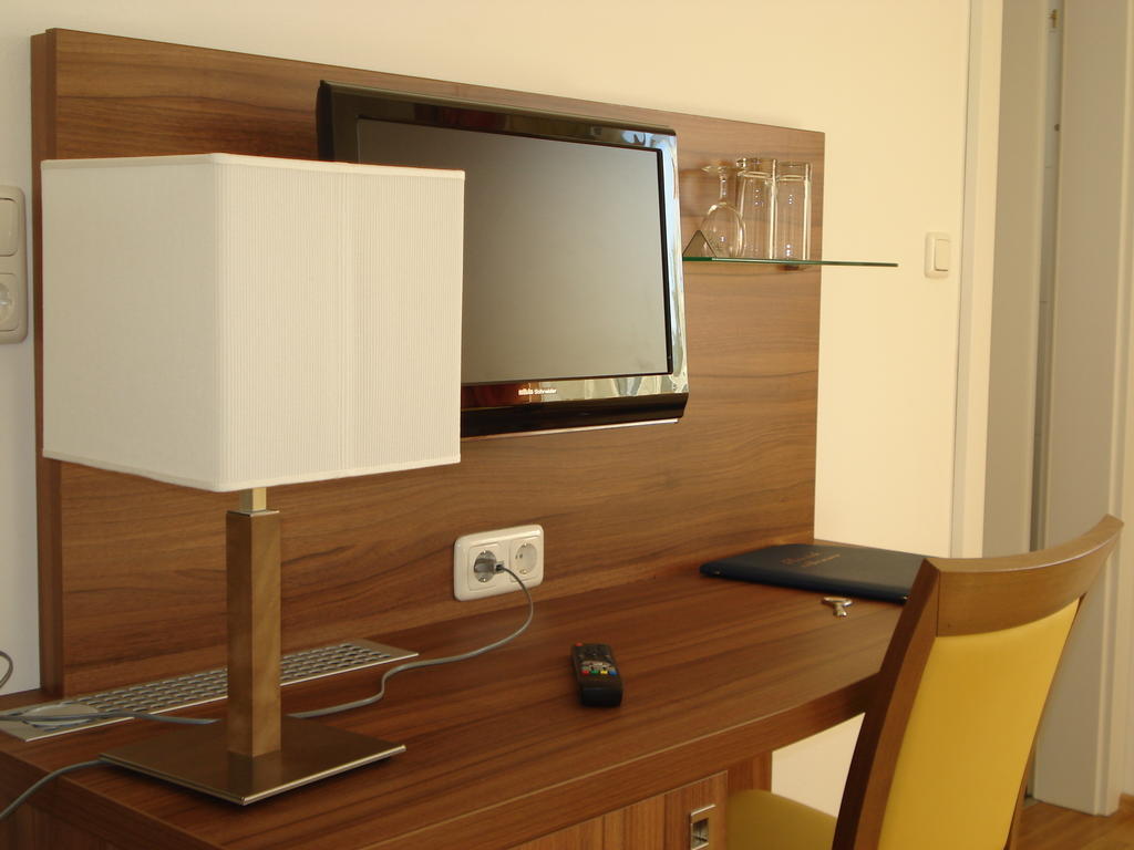 Hotel Almtalerhof Траун Стая снимка