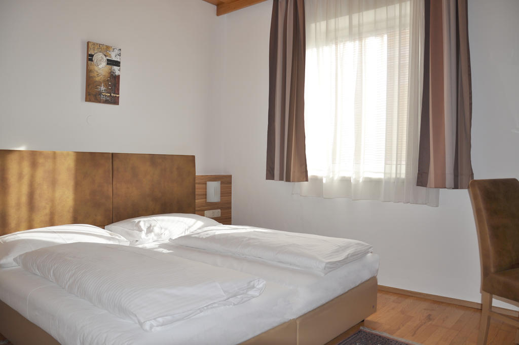 Hotel Almtalerhof Траун Екстериор снимка