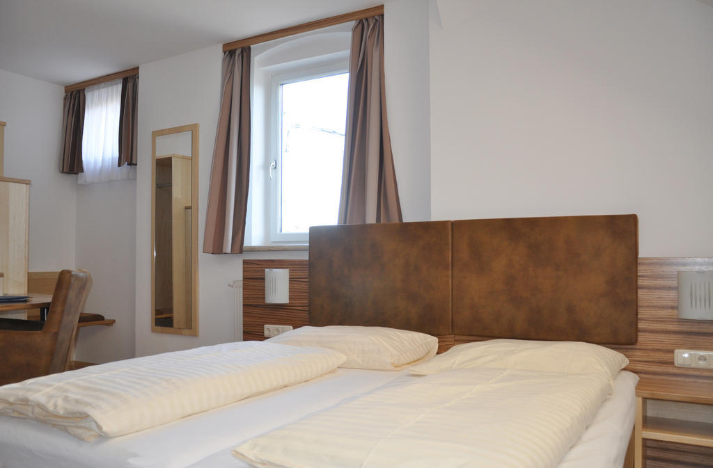 Hotel Almtalerhof Траун Стая снимка