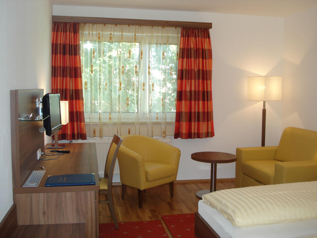 Hotel Almtalerhof Траун Стая снимка