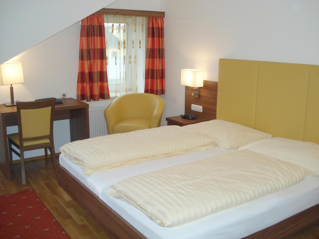Hotel Almtalerhof Траун Стая снимка